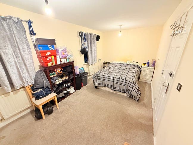 Bright furnished room in a friendly Main Photo