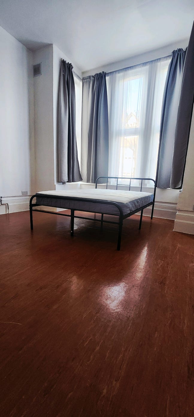 High ceiling 1 double room newly renovated room  Main Photo