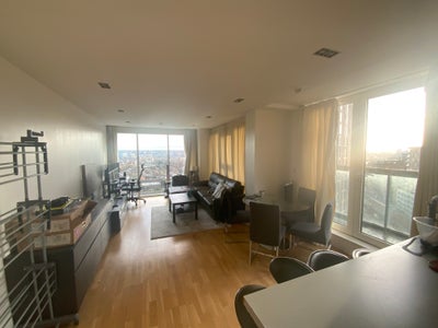 Spacious Double Room with Ensuite in Modern Canary Main Photo