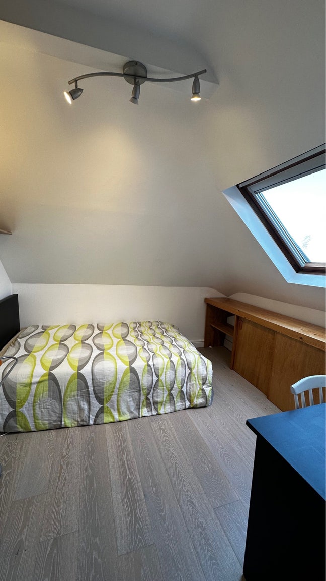 Top Floor Double room in West Hampstead  Main Photo