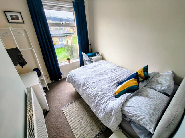 Quiet double room close to Pudsey town centre Main Photo