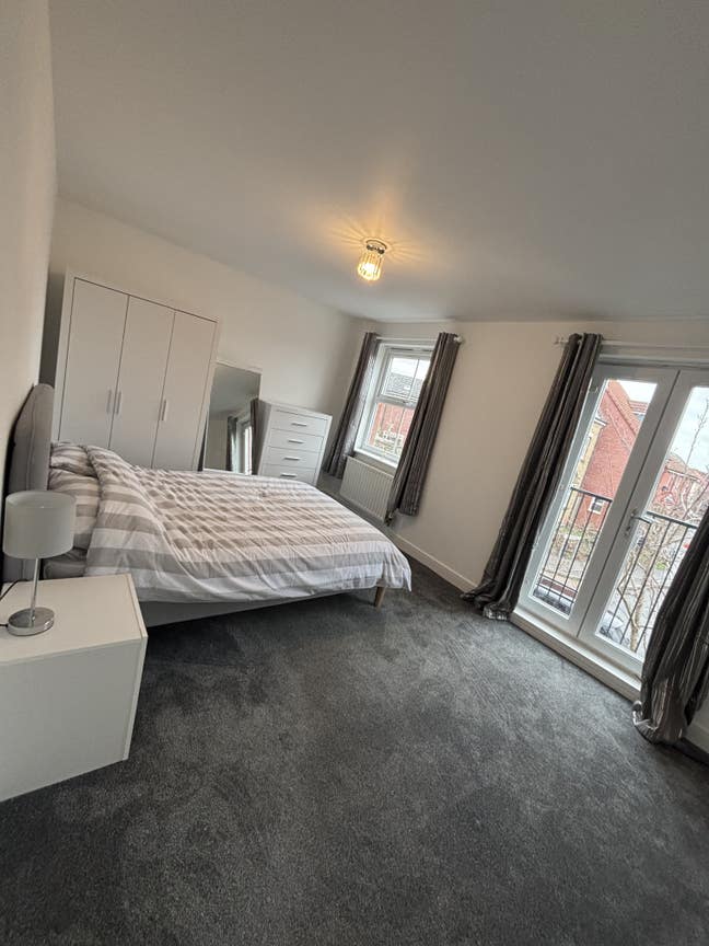 Newly renovated shared house with 4 double bedroom Main Photo