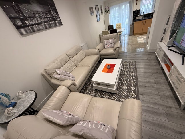 Double & Single room for rent Main Photo