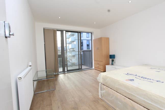 E1 Living: Blink and You’re at Liverpool Street Main Photo