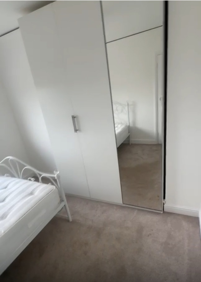 A double room in a 3bed house Main Photo