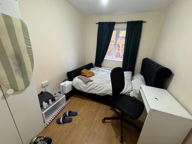 Cozy Double room - 7mins walk to Elizabeth line  Main Photo