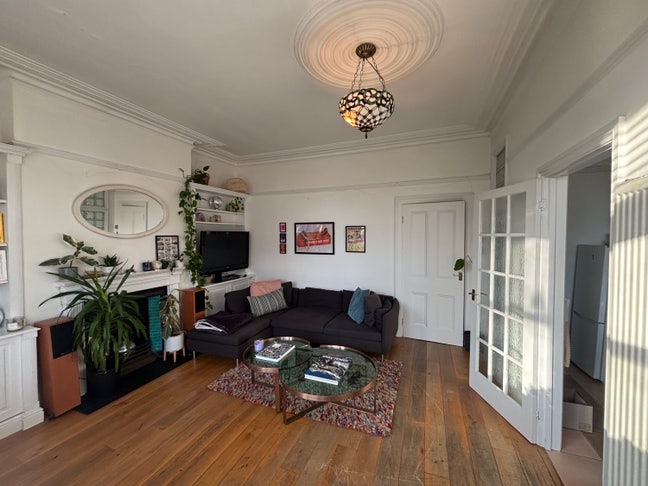 Bright, homely spare room by Hampstead Heath 🌿 Main Photo