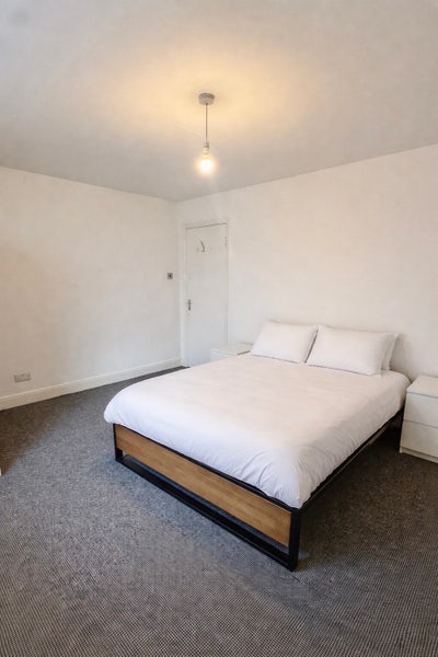 Spacious double room available – female only Main Photo