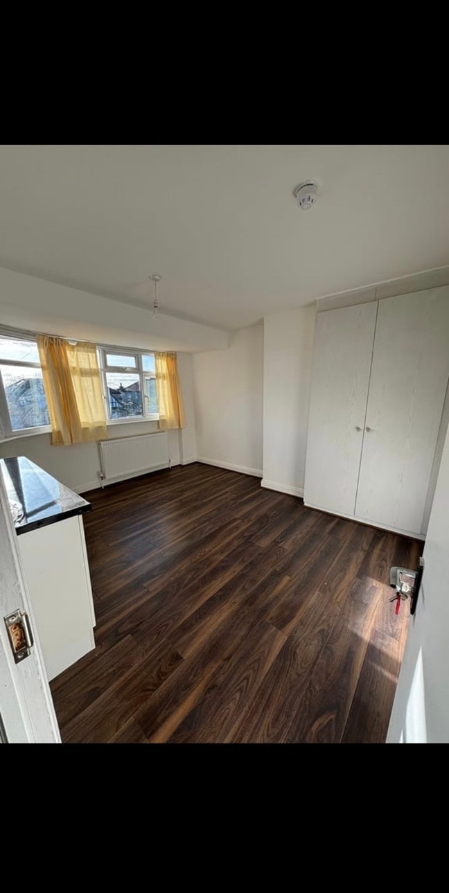 Large Double Room Available for rent in Harrow ⭐️ Main Photo