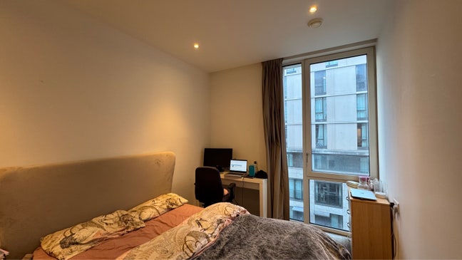 En-suite room available at &pound;700| 2 mins from DLR Main Photo