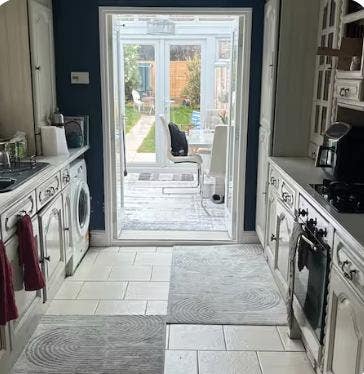 3 Bedroom Home in a Prime location near 3 stations Main Photo