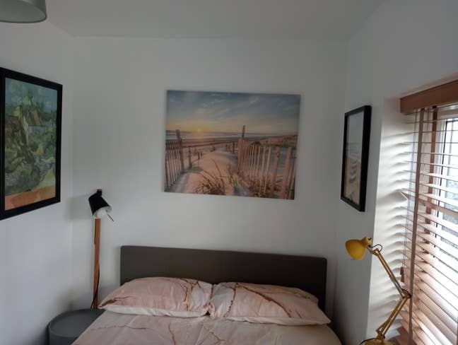 A double room with own bathroom in family home Main Photo