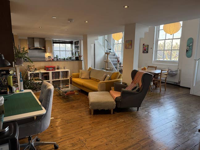 Zone 1 furnished double room in large 2 bed flat Main Photo