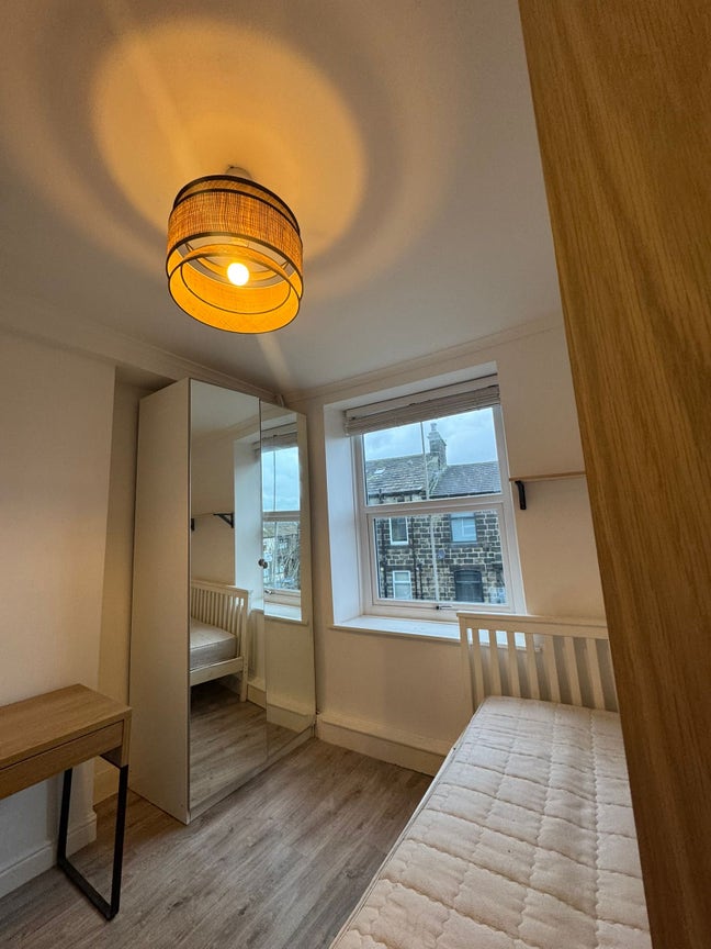 Double room to rent in Yeadon Main Photo