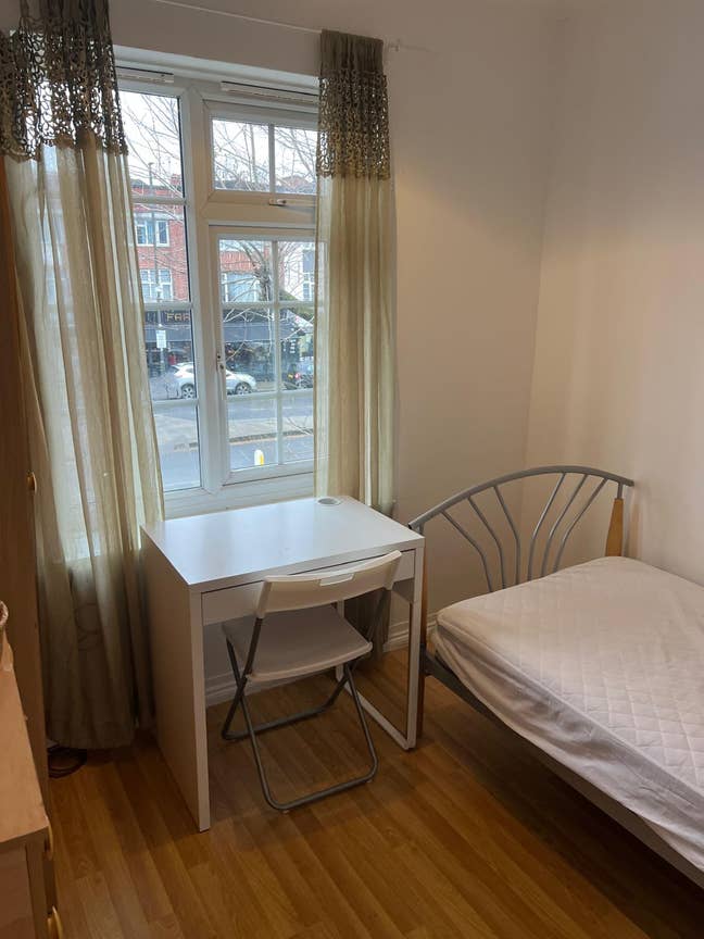 Bright Single Room Main Photo