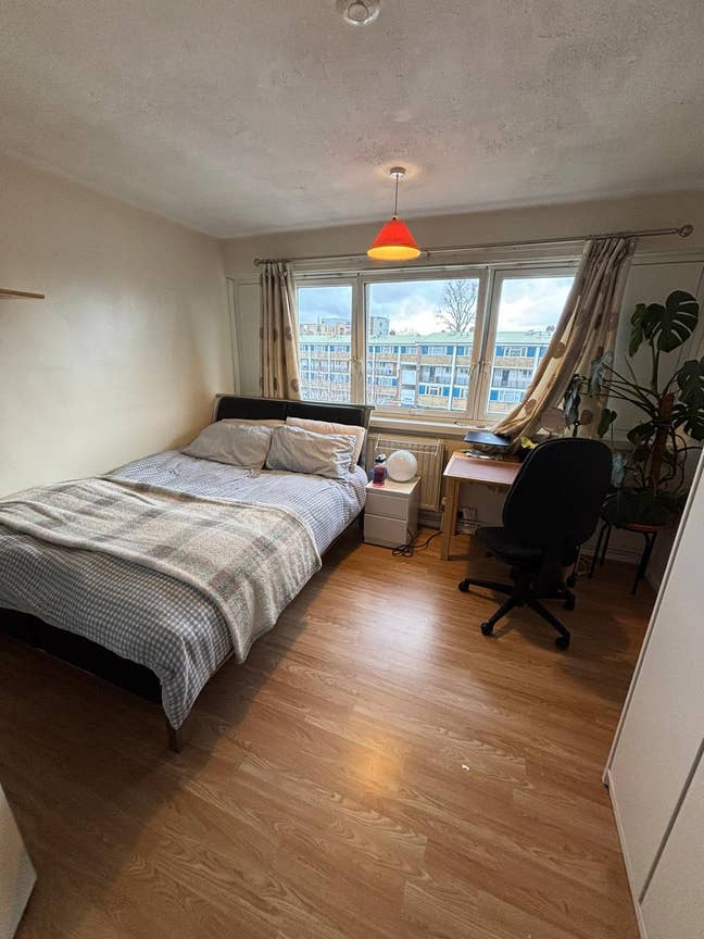 Bright double bed room | Zone 2 | Southwark Main Photo