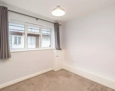A spacious double bedroom available for rent Main Photo