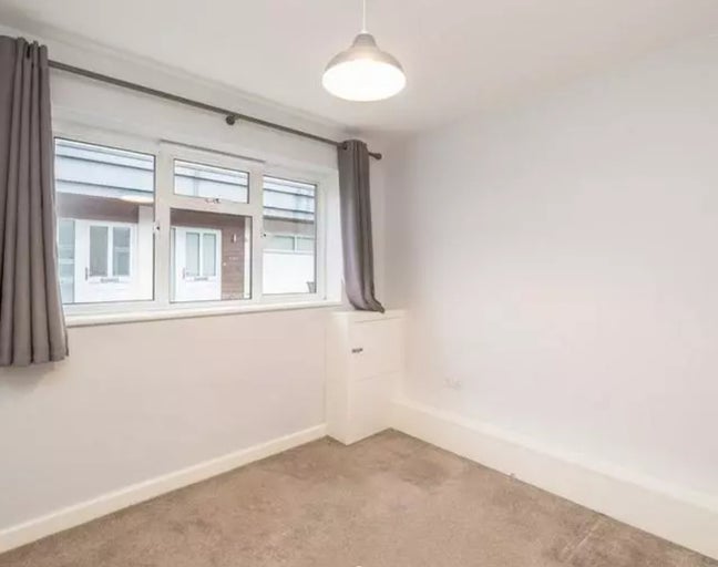A spacious double bedroom available for rent Main Photo