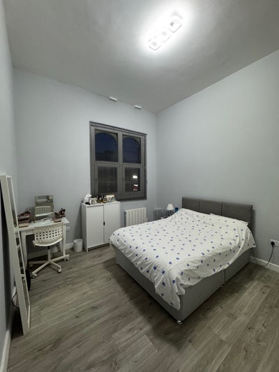 Large Modern Double Room  Main Photo