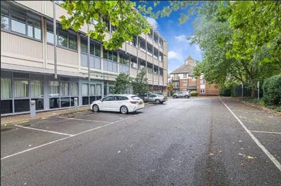 📢 Shared Room Available – Female Pref (Short Term Main Photo