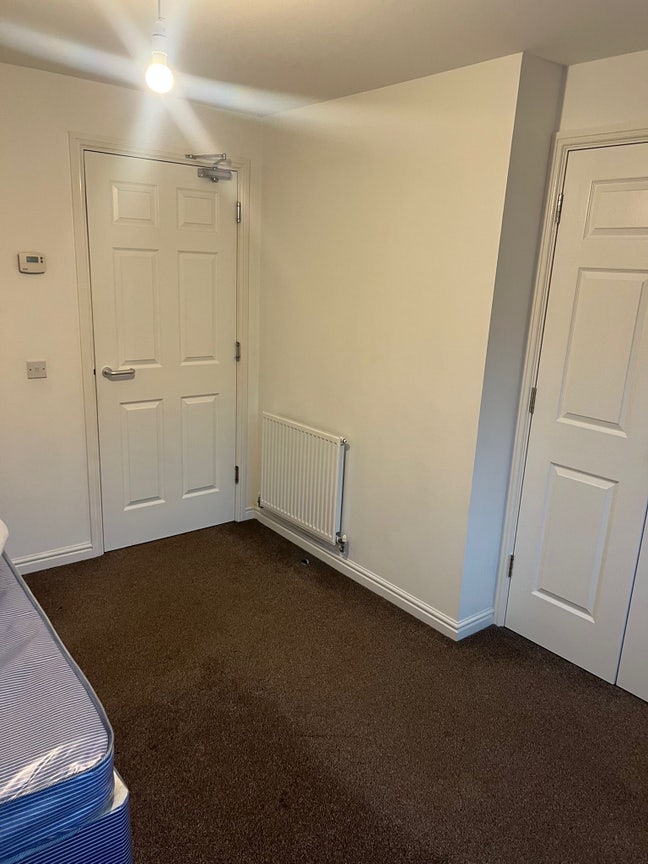 2 Bedroom Flat double bedroom Available Main Photo
