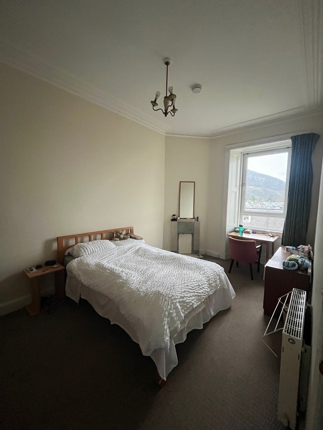 Room overlooking Holyrood park ! Main Photo