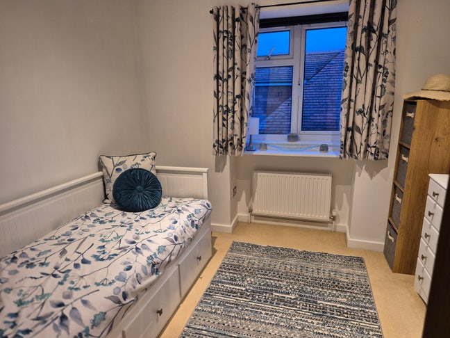 Single room, own bathroom, 2nd floor flat no lift Main Photo