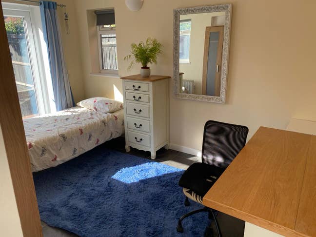Large Double Room with en-suite Main Photo