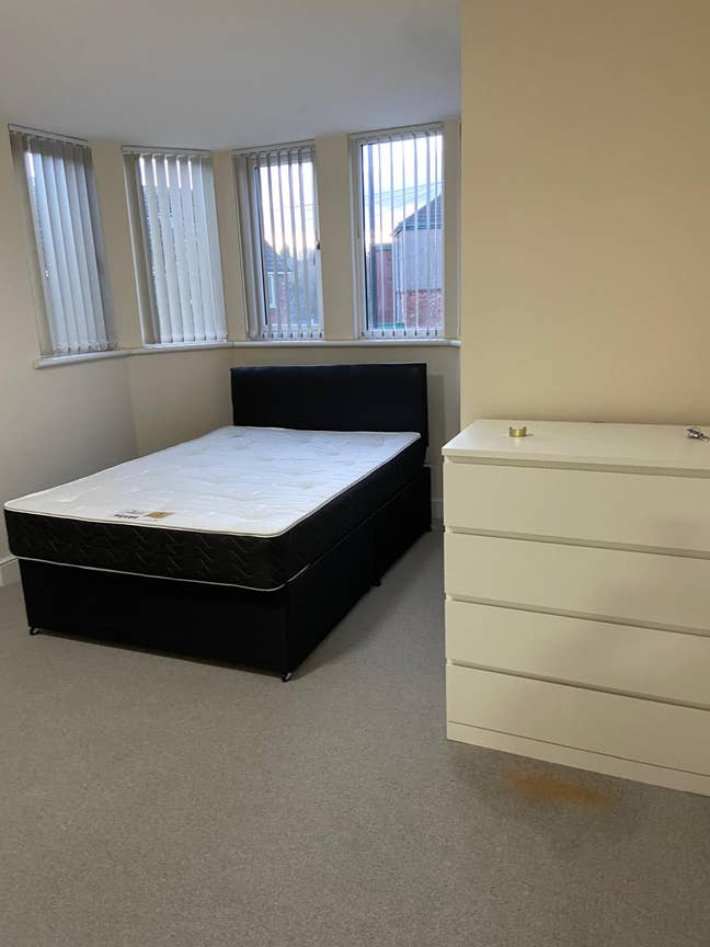 Spacious double ensuite room/ensuite in 2 bed flat Main Photo