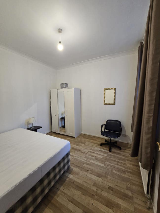 Double room in two bedroom house Main Photo