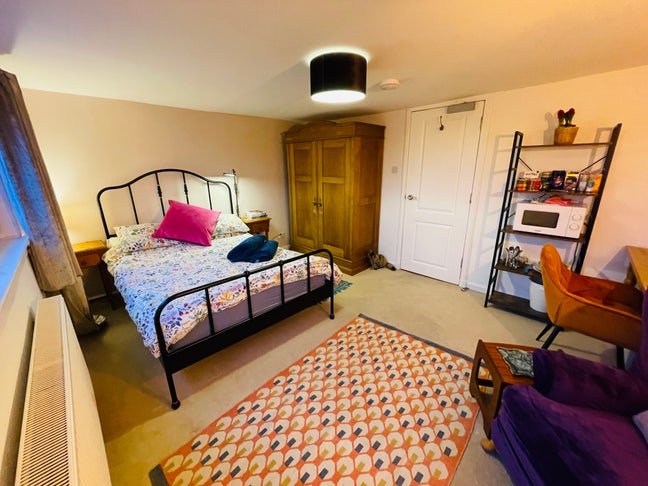 Cosy, spacious double room with kitchenette Main Photo