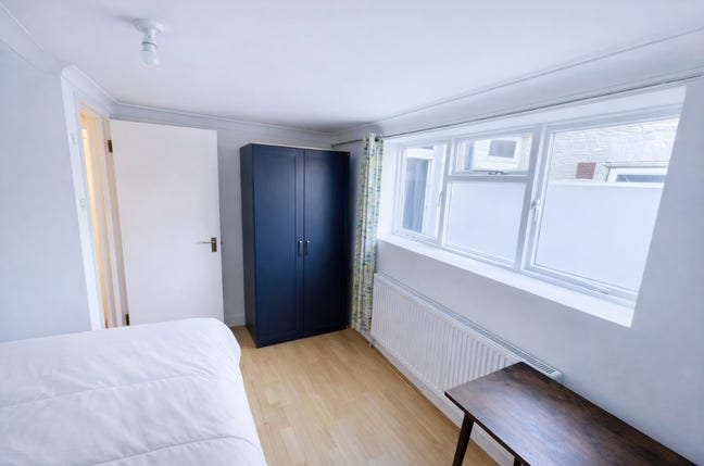 🌿Garden Access + Living Area | Close to Leytone Main Photo