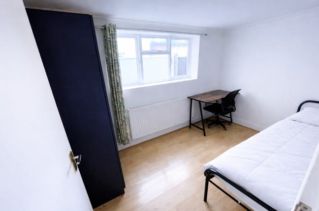 🌿Garden Access + Living Area | Close to Leytone Main Photo