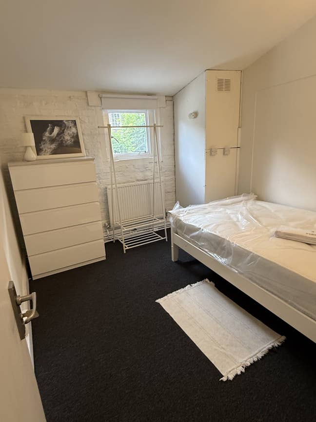 Well-Maintained Room in a Peaceful Shared Flat Main Photo