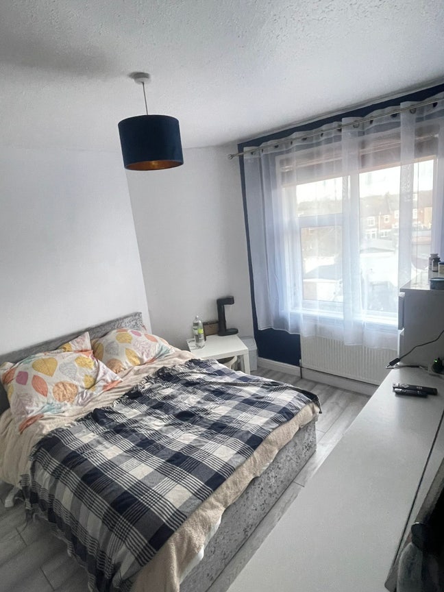 Double room available in NN2 Main Photo