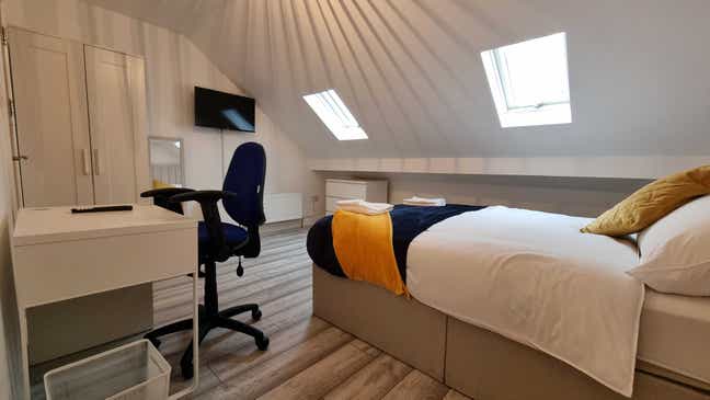 Spacious Double Room in Clean, Private Bathroom Main Photo