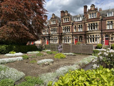 Double room in Far Headingley off st parking  Main Photo