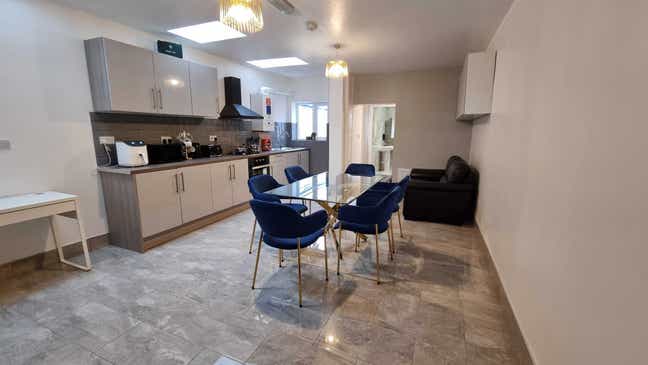 Spacious Double Room near city centre  Main Photo