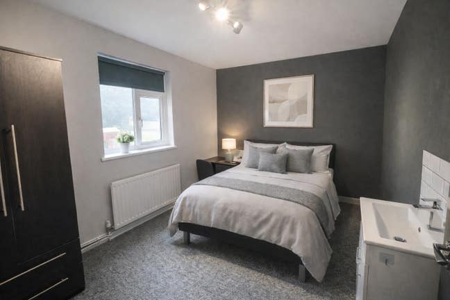 Coolham Drive - Lovely Double Bedroom Main Photo