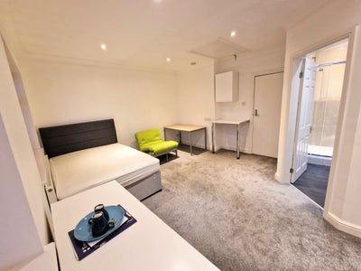 ** VERY Large Luxury En Suite -All Bills Included! Main Photo