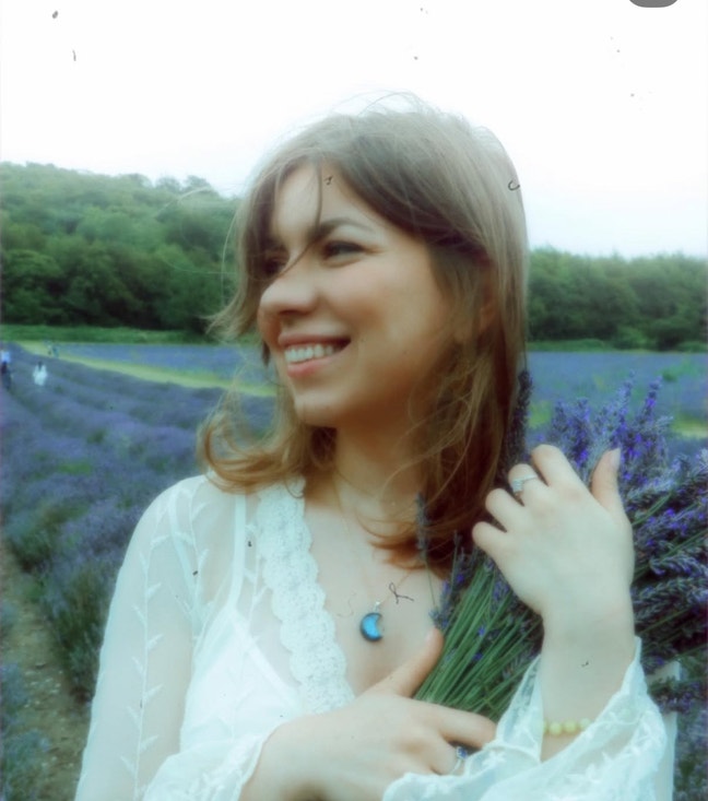 Friendly/ creative professional w/ cute cat 🐈‍⬛  Main Photo