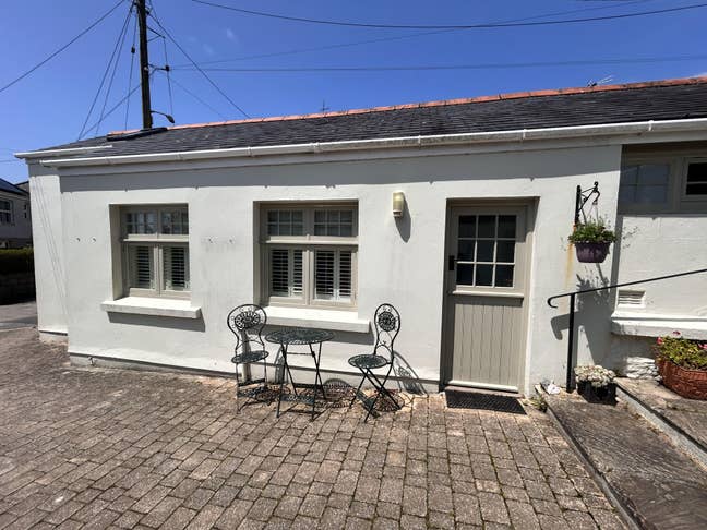 Immaculate to main  house with parking.  Main Photo