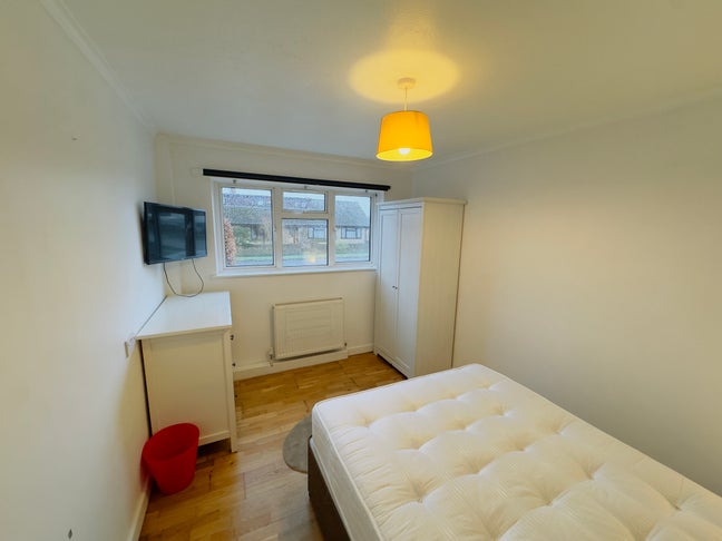 Spare room Main Photo