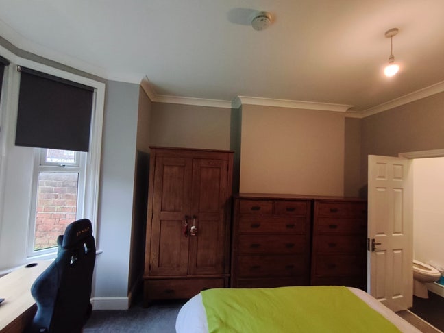 Triple Size Bedroom withEnsuite off road Parking Main Photo