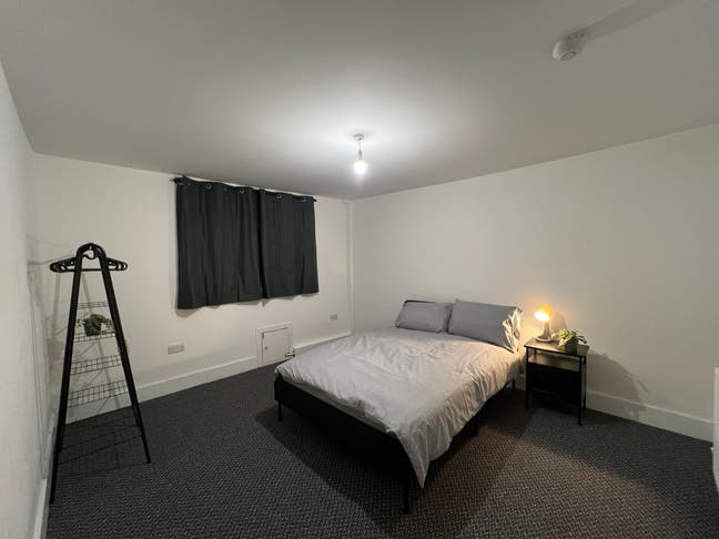 NO DEPOSIT Modern 4 rooms close to town centre  Main Photo