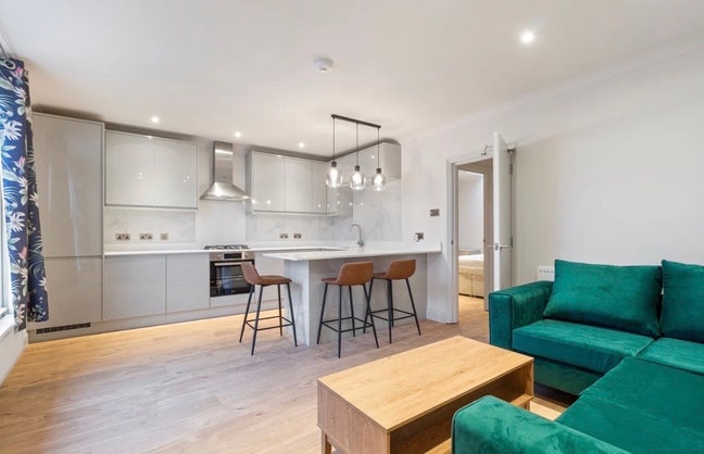 Double room in friendly Kentish Town flat  Main Photo