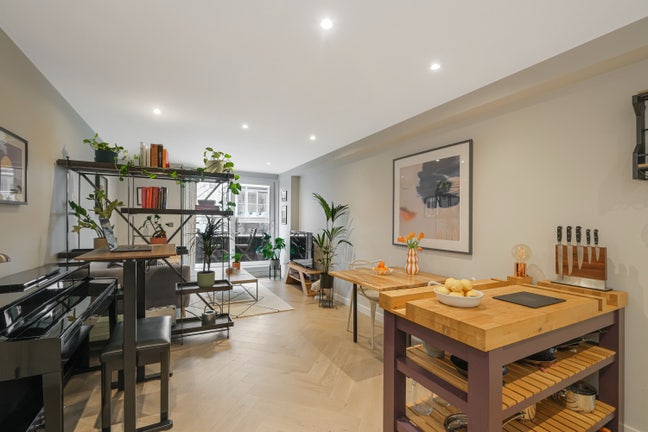 Stylish 1 bed flat with balcony  Main Photo