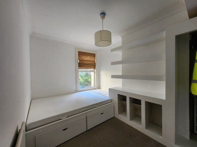 D. rm. in garden flat, live in landlord, bills inc Main Photo