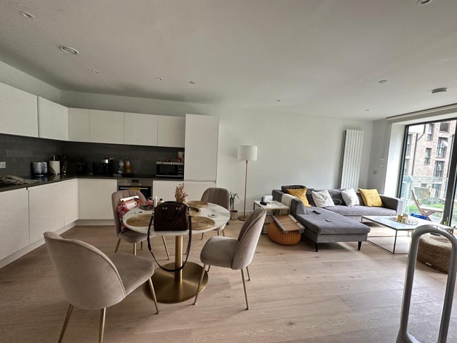 Stunning double bedroom in Royal Whatf Main Photo