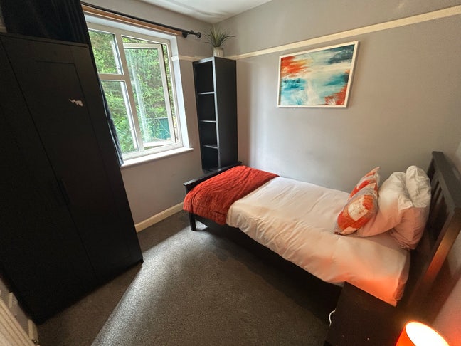 Single Room in a Professional Hse  All Bills Inc Main Photo